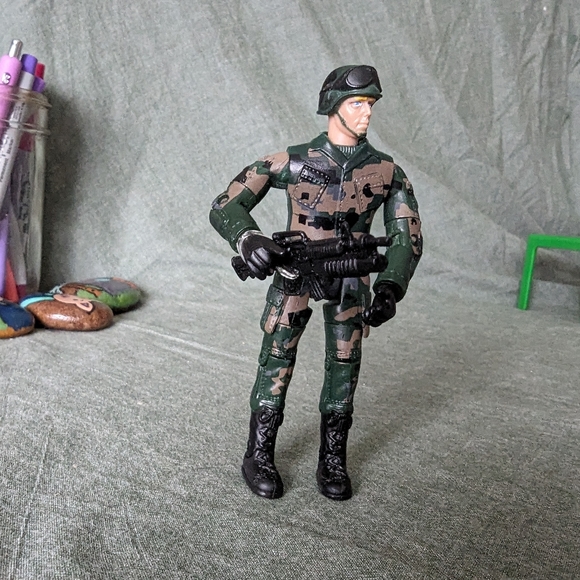 World Peacekeepers Soldier Figure Camo Articulated Military Toy Adventure Helmet - Picture 1 of 12